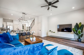 Luxury Gated Home 4bds 3 full baths 5 TVs King 7min to Downtown